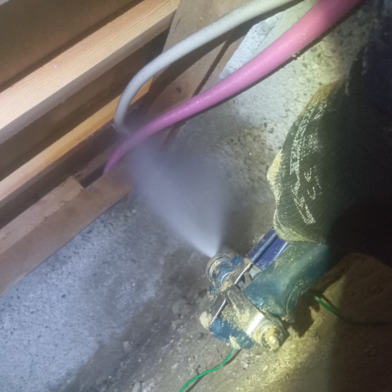 基礎にシロアリ駆除剤を吹き付ける様子