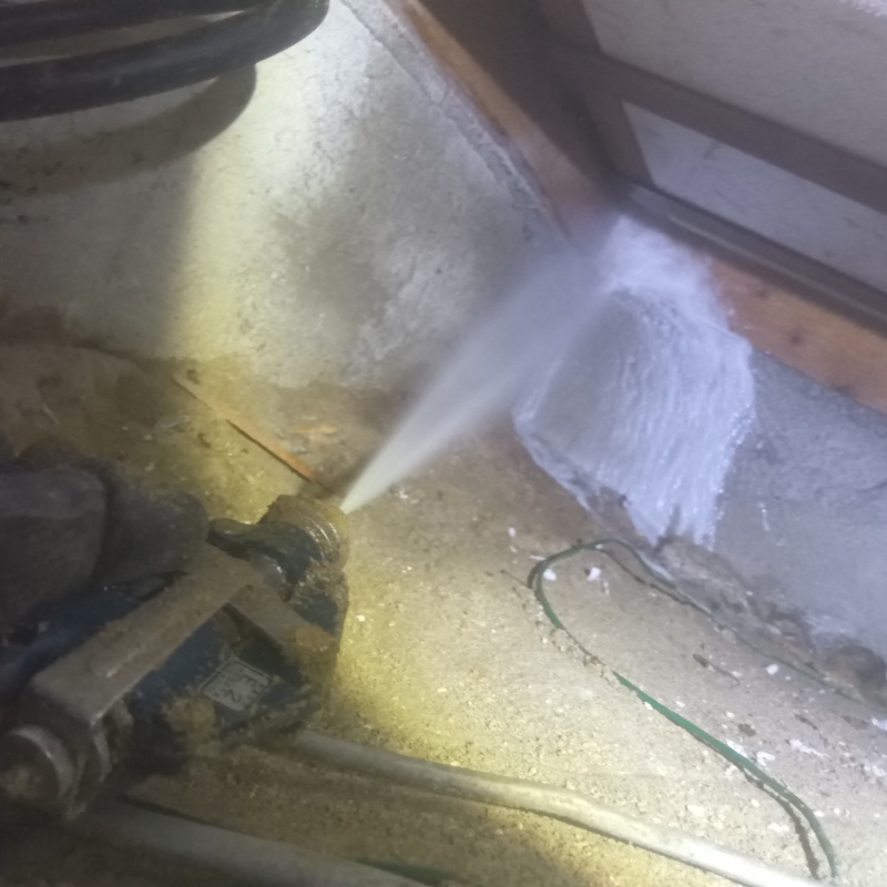 基礎にシロアリ駆除剤を散布