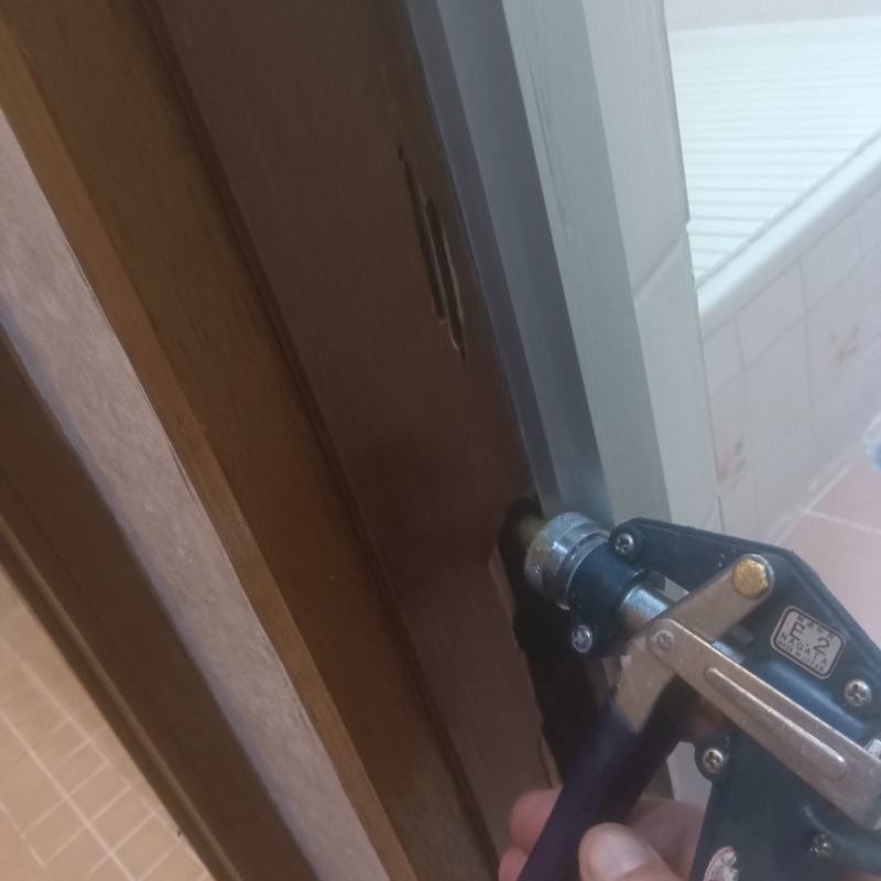 壁材に穴を開けてシロアリ駆除剤を注入