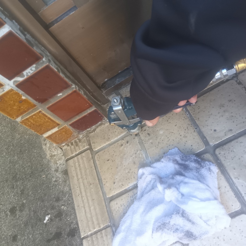 玄関床に穴を開けてシロアリ駆除剤を注入