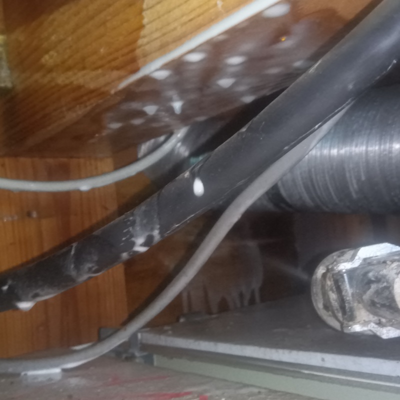 床下木材にシロアリ駆除剤を散布