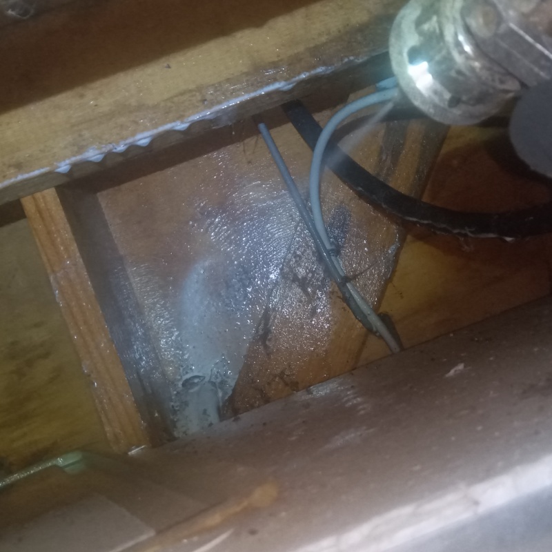 床下木材にシロアリ駆除剤を吹き付けている様子