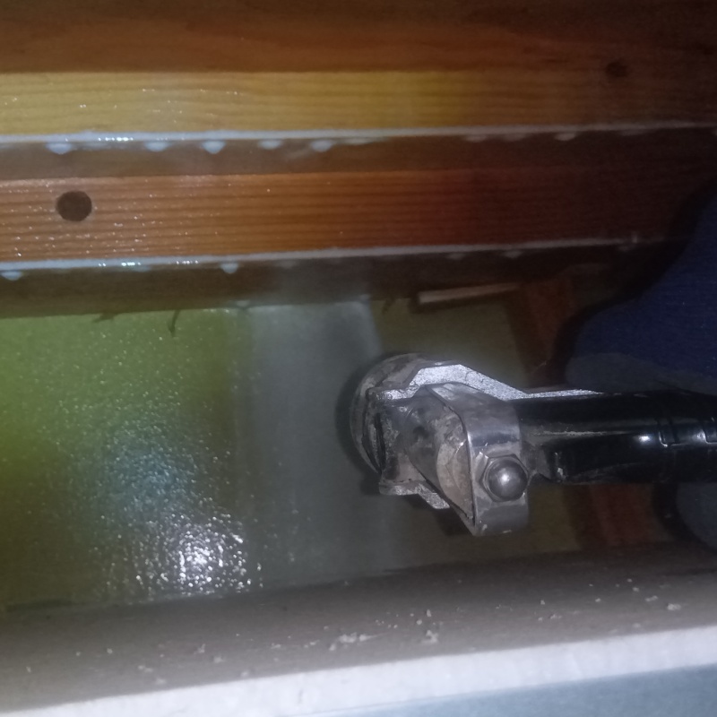 基礎にシロアリ駆除剤を吹き付けている様子