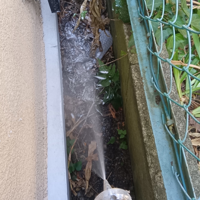 建物外周の土壌にシロアリ駆除剤を散布