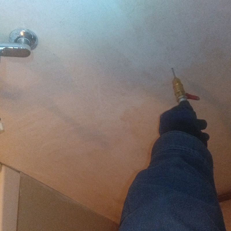 壁材に穴を開けてシロアリ駆除剤を注入