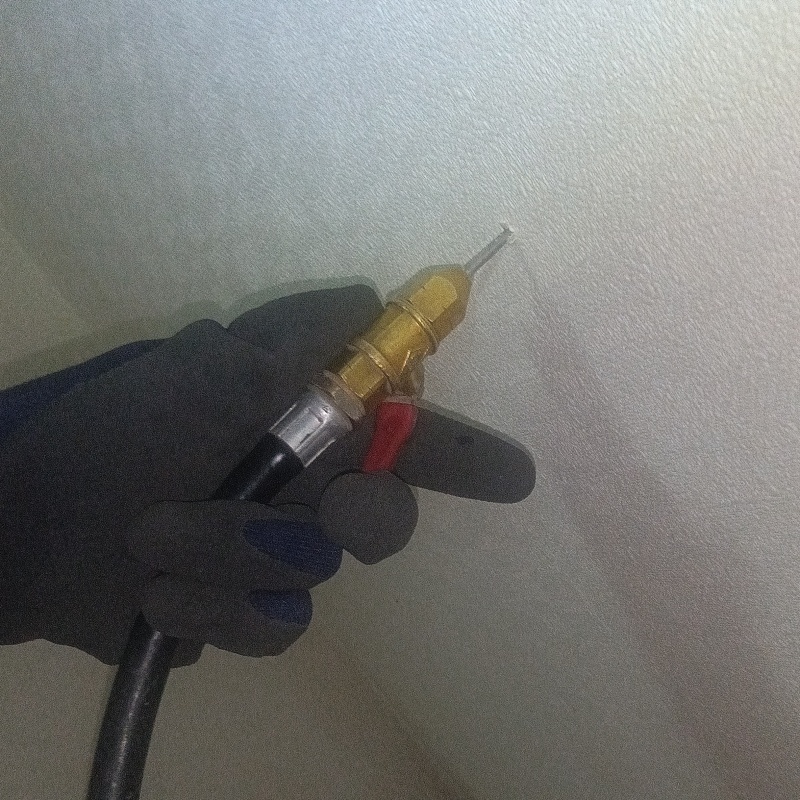 壁内部に直接シロアリ駆除剤を注入