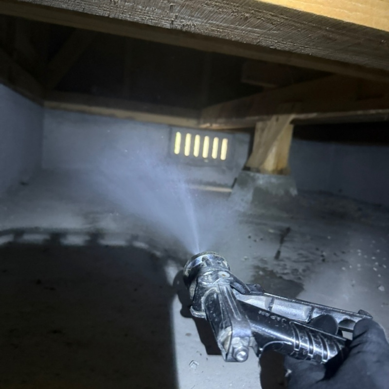 地面に防蟻剤を吹き付けている様子