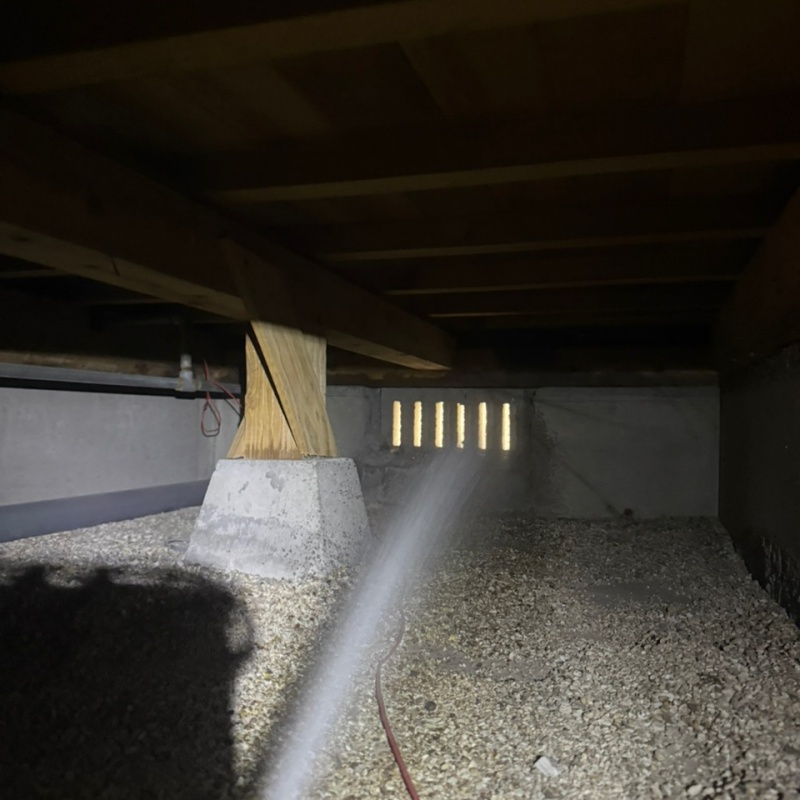 基礎に防蟻剤を散布