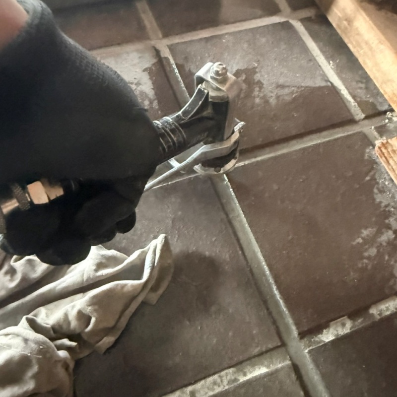 玄関床に穴を開けて防蟻剤を注入