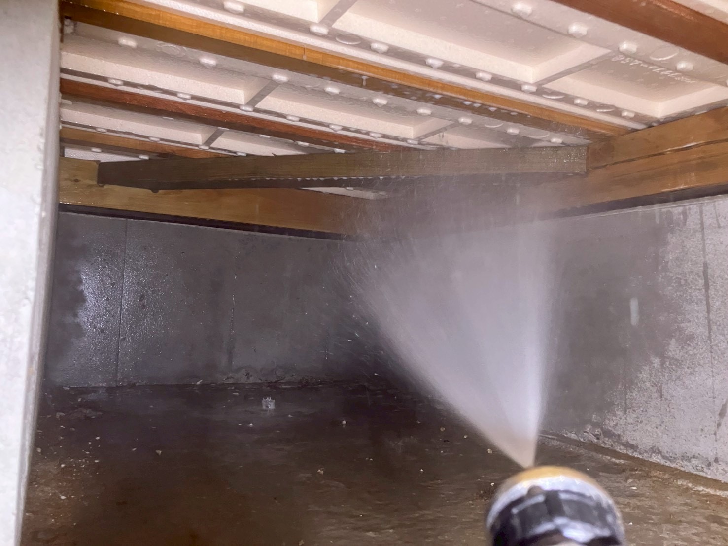 床下木材に防蟻剤を散布