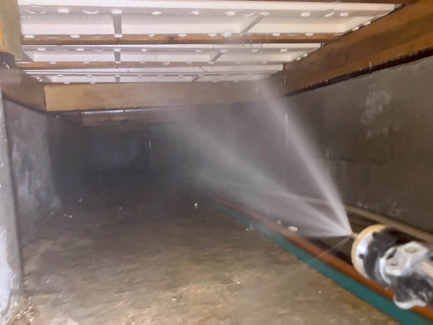 床下断熱材に防蟻剤を散布