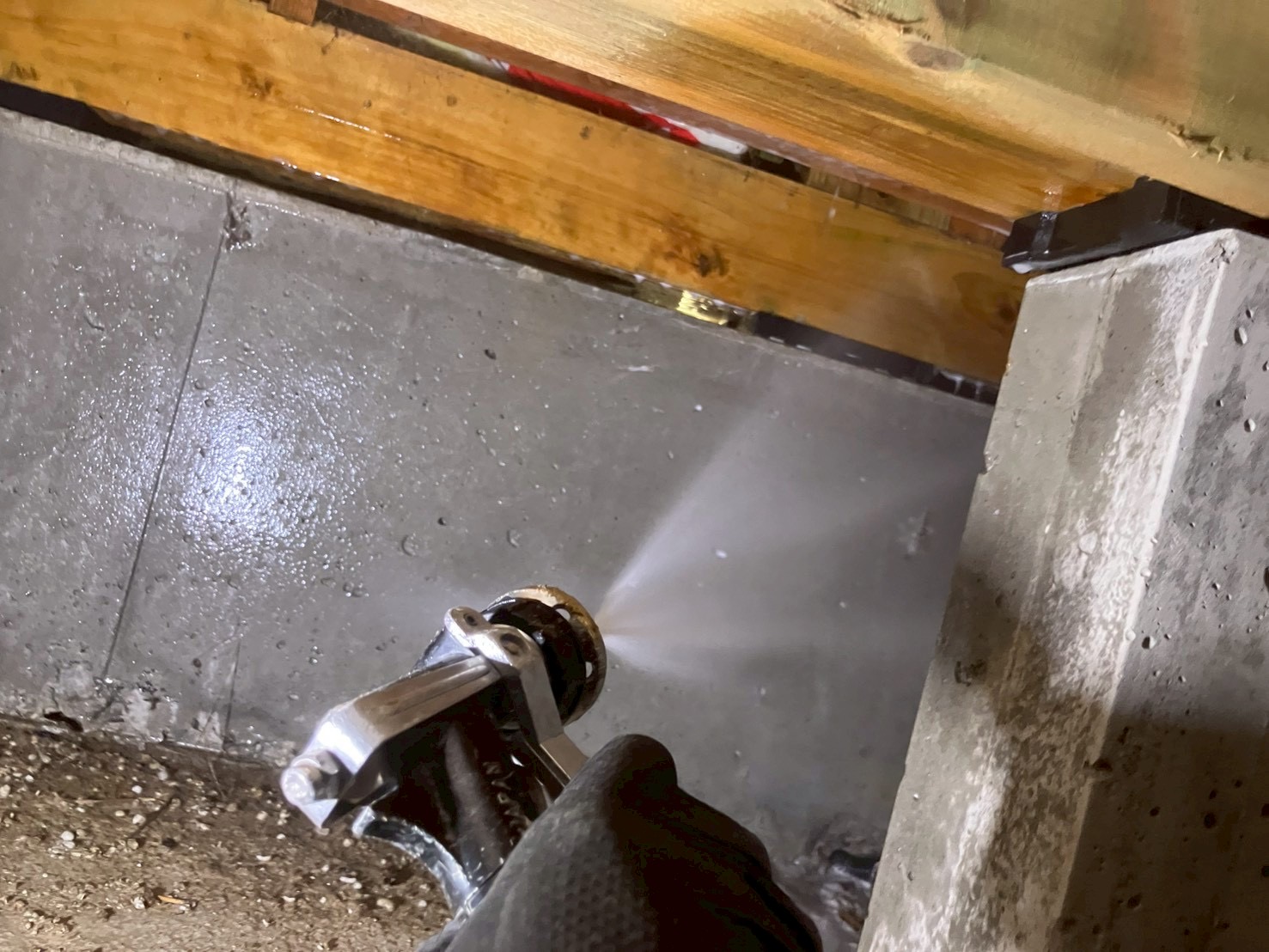 基礎に防蟻剤を吹き付ける様子