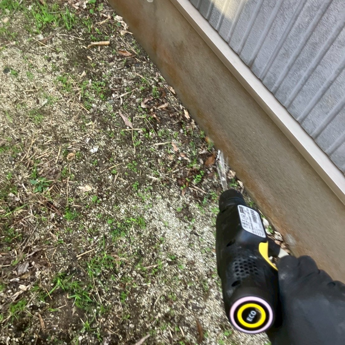 建物外周の土壌に防蟻剤を散布