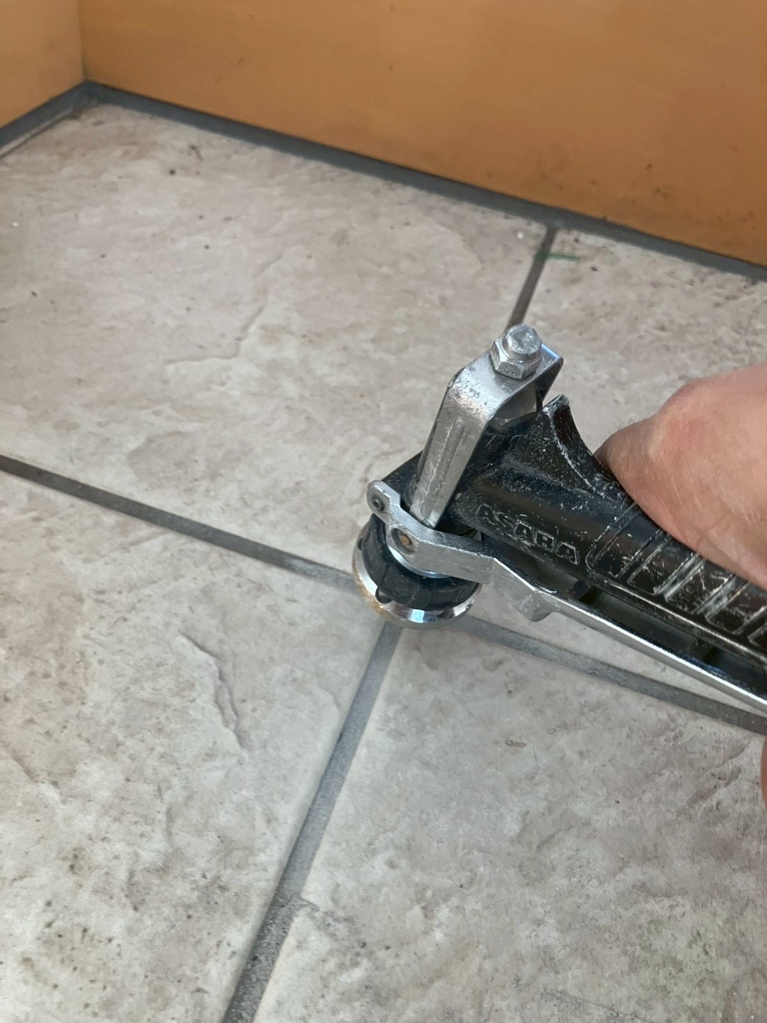 玄関床に穴を開けて防蟻剤を注入