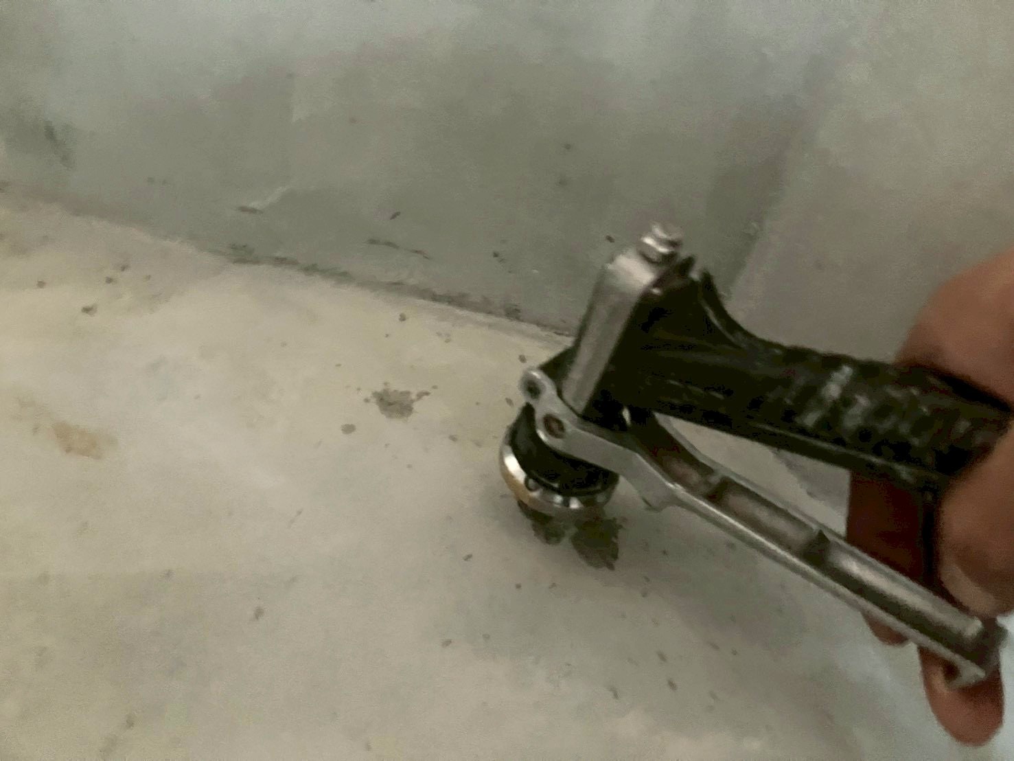 コンクリートに穴を開けて防蟻剤を注入