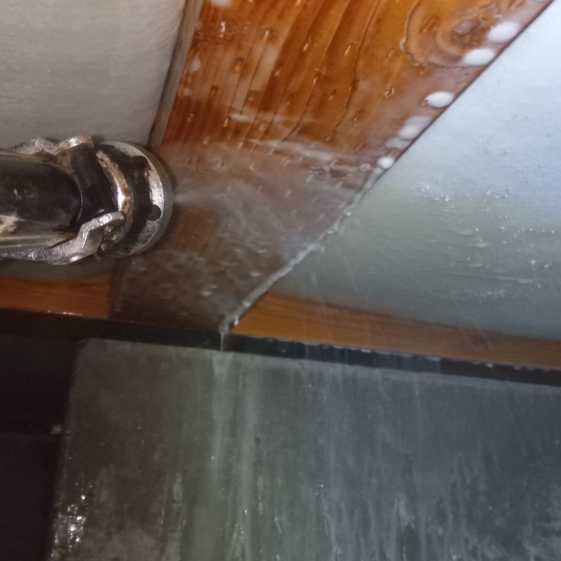 床下木材に防蟻剤を散布