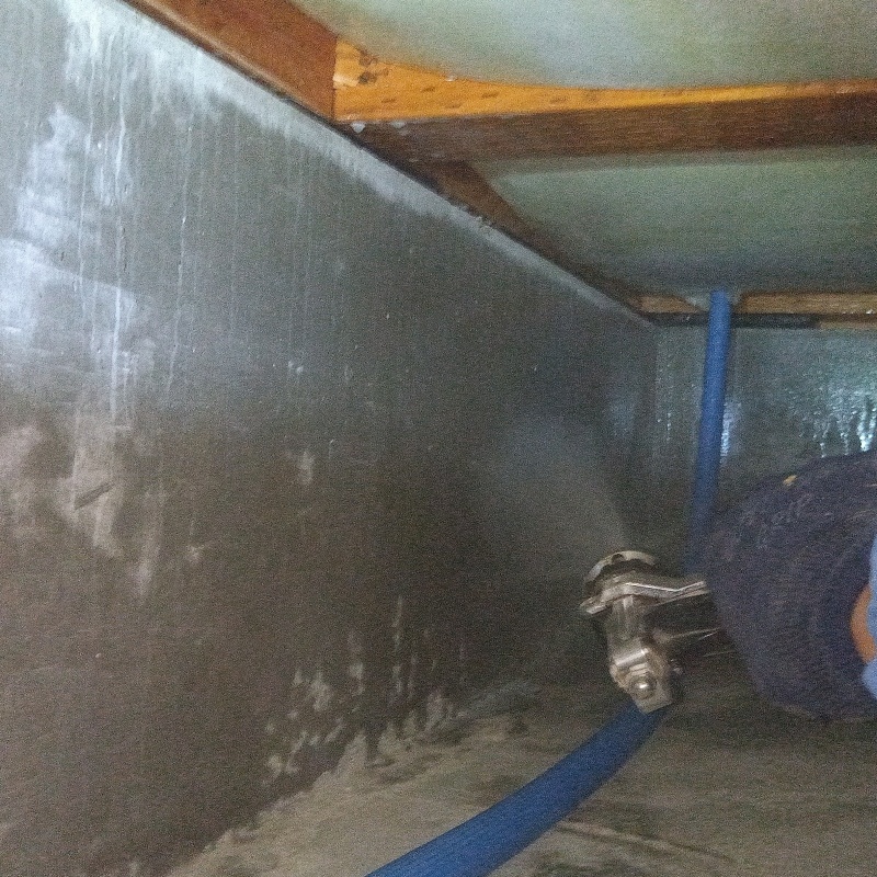 基礎に防蟻剤を吹き付ける様子