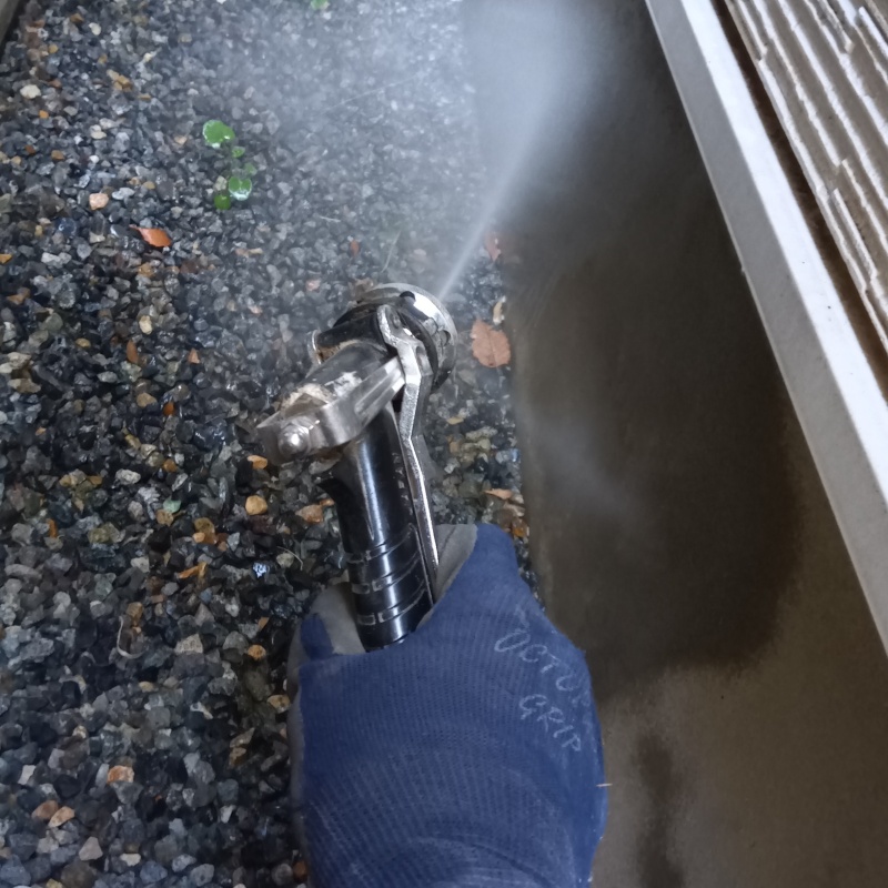 建物外周の土壌に防蟻剤を散布