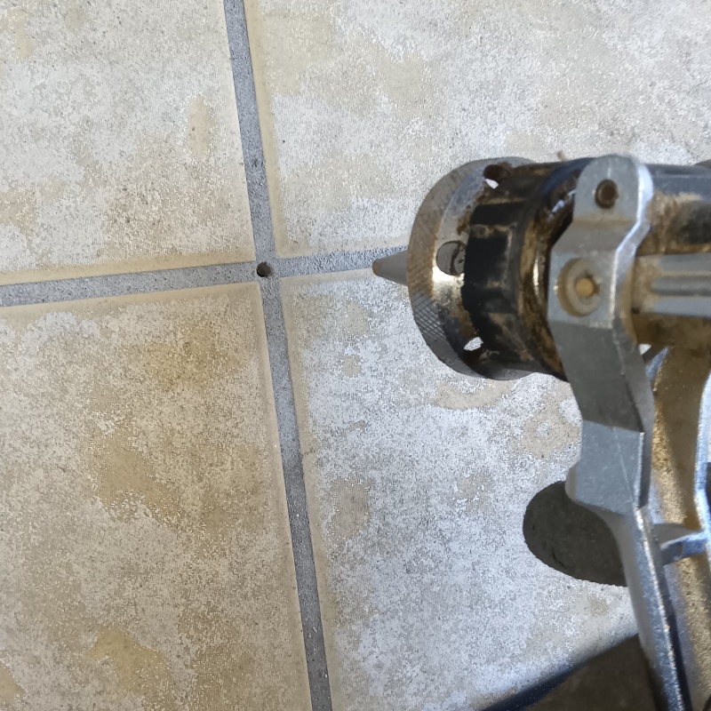 玄関床に穴を開けて防蟻剤を注入