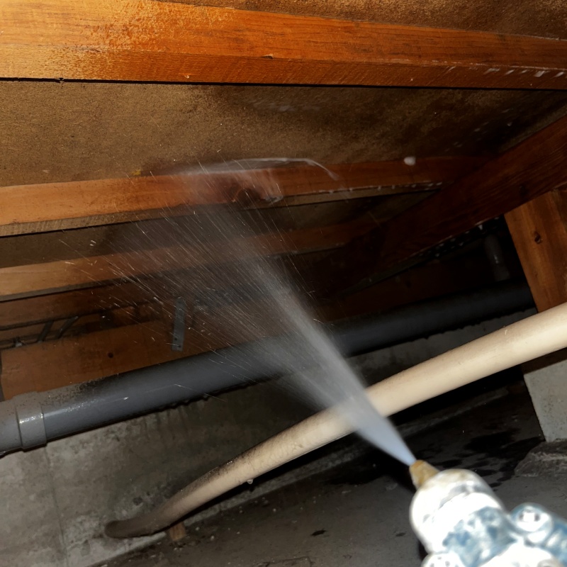 床下木材に防蟻剤を散布