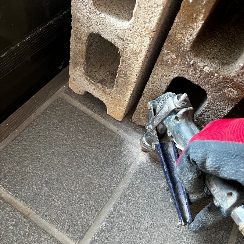 玄関床に穴を開けて防蟻剤を注入