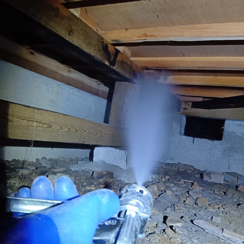 床下木材にシロアリ駆除剤を散布