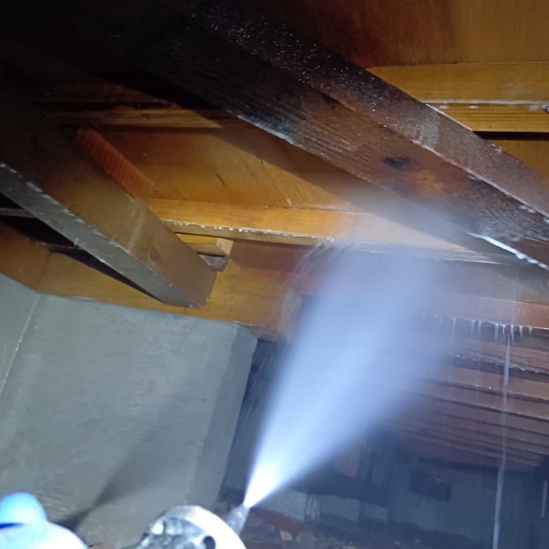 床下木材にシロアリ駆除剤を散布している様子