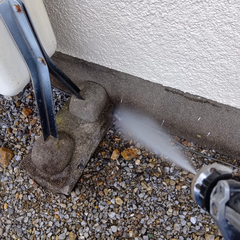 建物外周の土壌にシロアリ駆除剤を散布