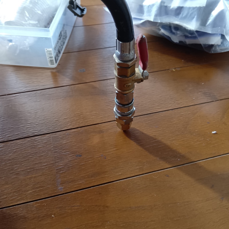 室内床にシロアリ駆除剤を注入する様子