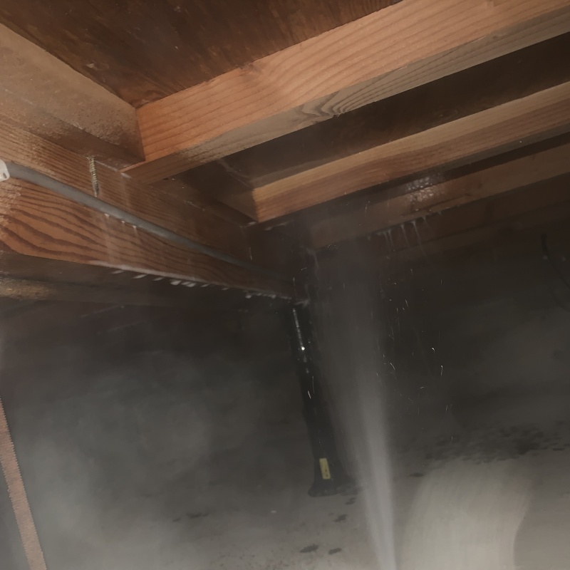 床下木材に防蟻剤を散布