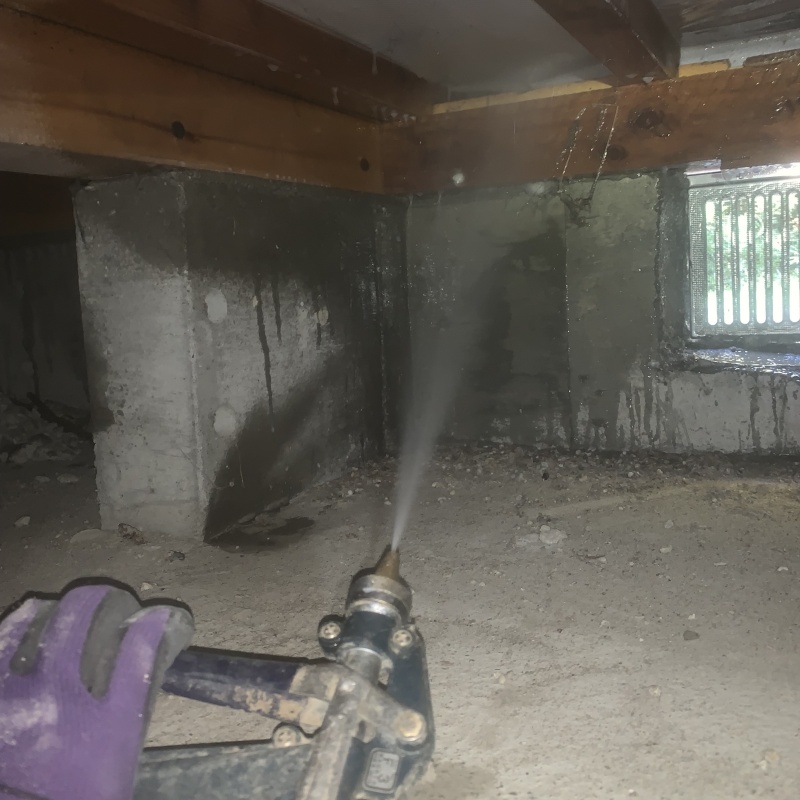 基礎に防蟻剤を散布