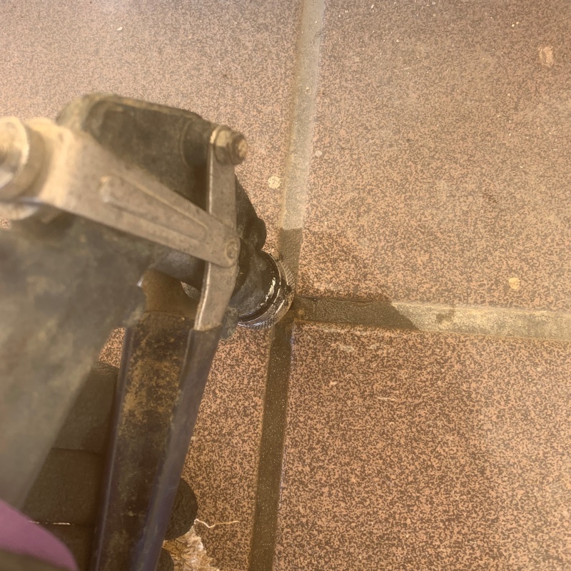 玄関床に防蟻剤を注入