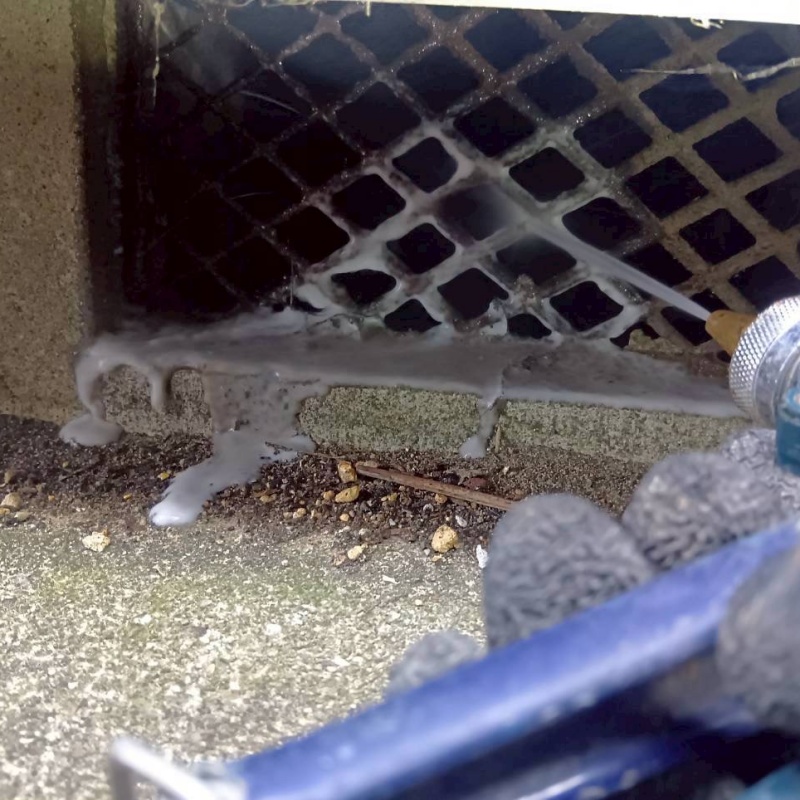 床下換気口にシロアリ駆除剤を散布