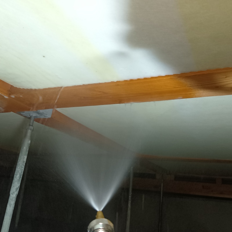 床束と木材が接する部分に防蟻剤を散布