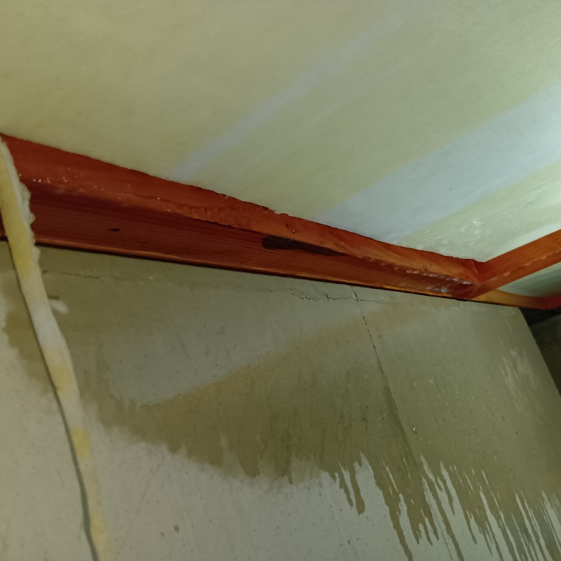 床下基礎のコンクリートに防蟻剤を散布