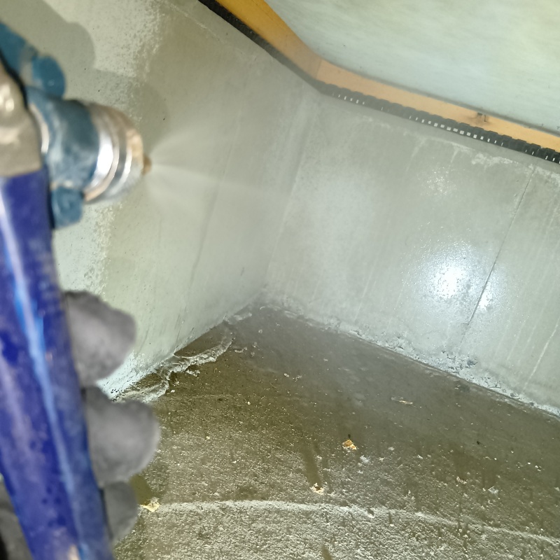 基礎に防蟻剤を吹きつける様子