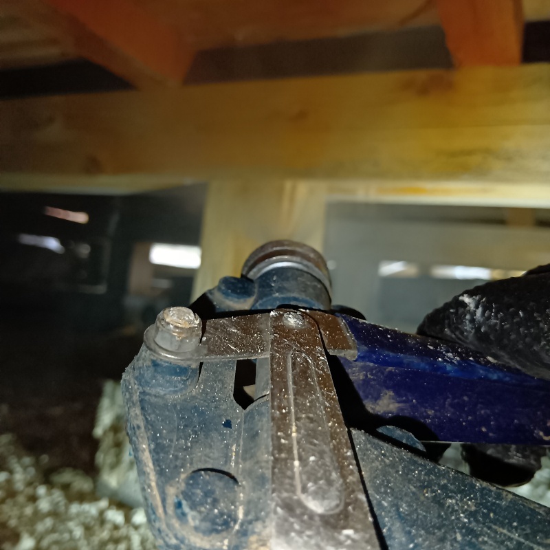 床下木材にシロアリ駆除剤を散布する様子