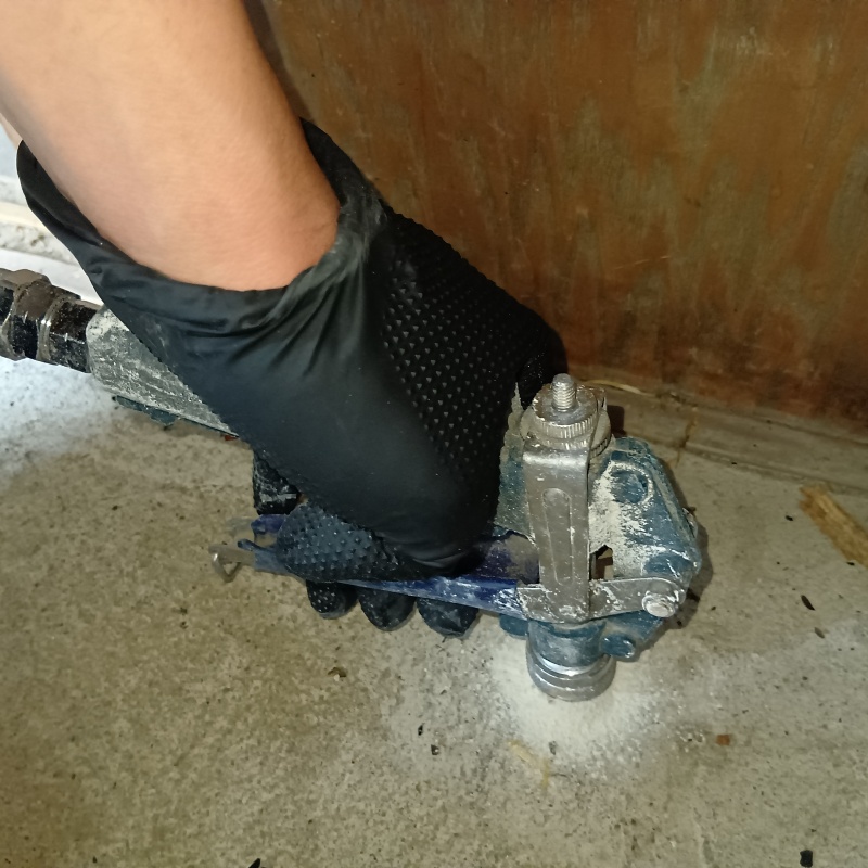 玄関床のコンクリートに穴を開けてシロアリ駆除剤を注入