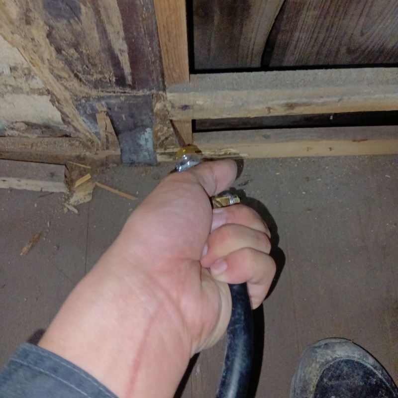 傷んだ木材に穴を開けて直接シロアリ駆除剤を注入