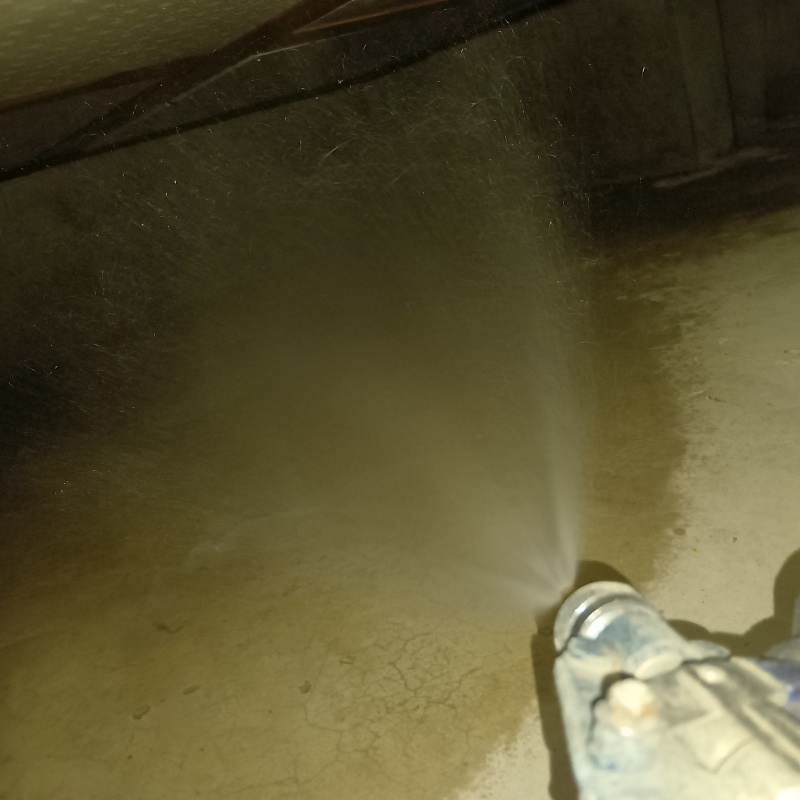 地面・基礎に防蟻剤を散布