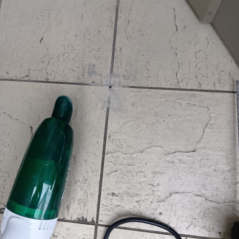 防蟻剤を注入するための穴を開けた様子