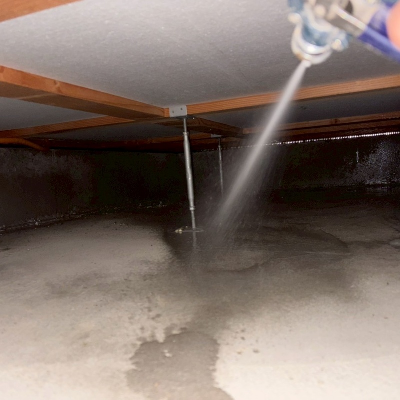 鋼製の床束とベタ基礎が接する部分に防蟻剤を散布