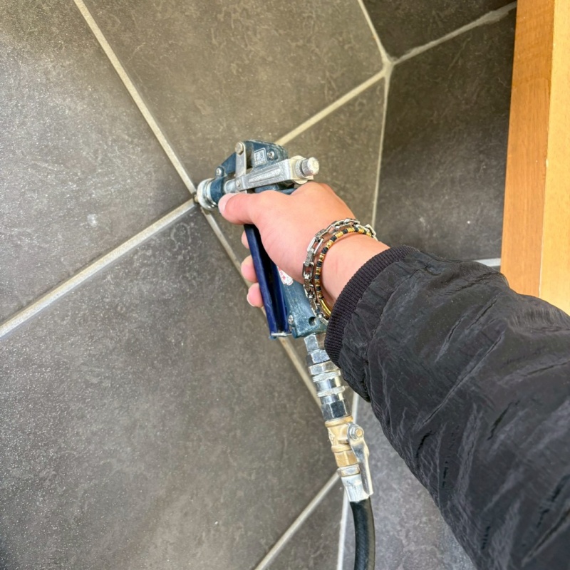 玄関床の目地から防蟻剤を注入