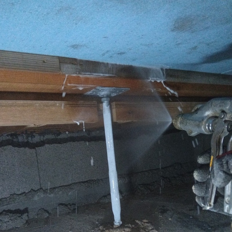 床下木材に防蟻剤を散布