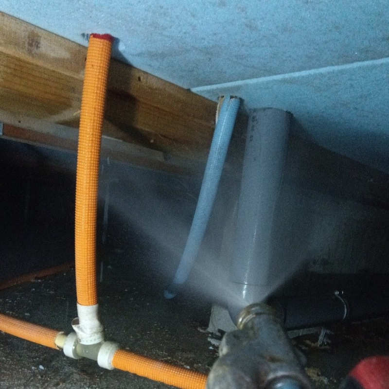 床下断熱材に防蟻剤を吹き付ける様子