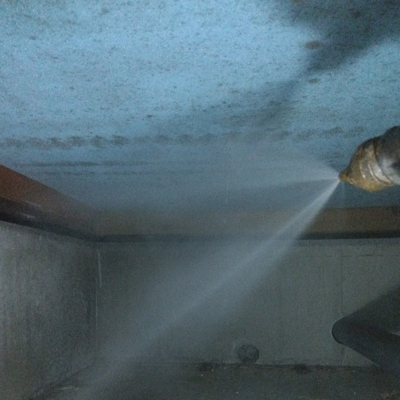 地面・基礎に防蟻剤を吹き付ける様子