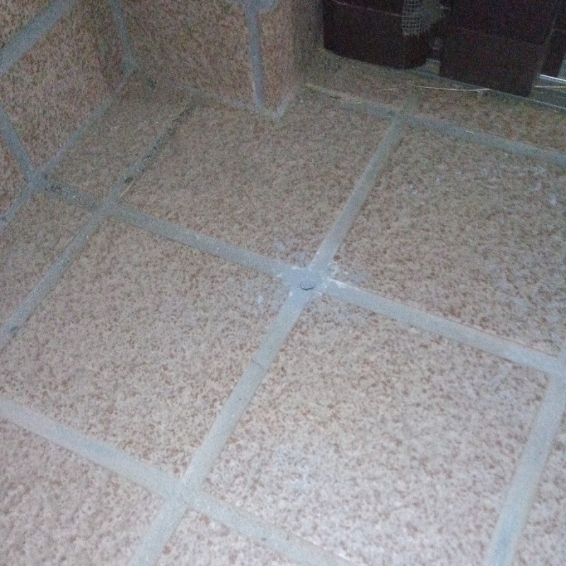 防蟻剤を注入するための穴を開けた様子