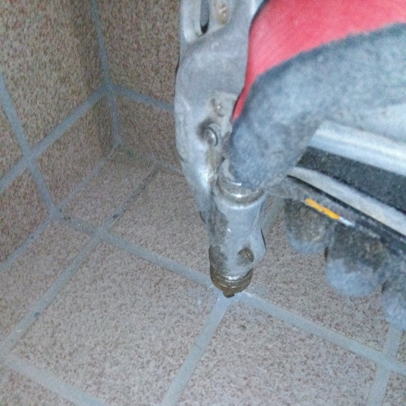 玄関床に防蟻剤を注入