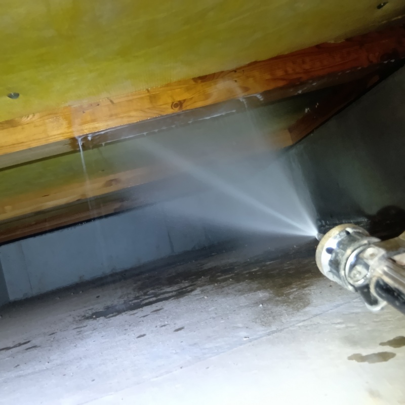 床下木材に防蟻剤を散布