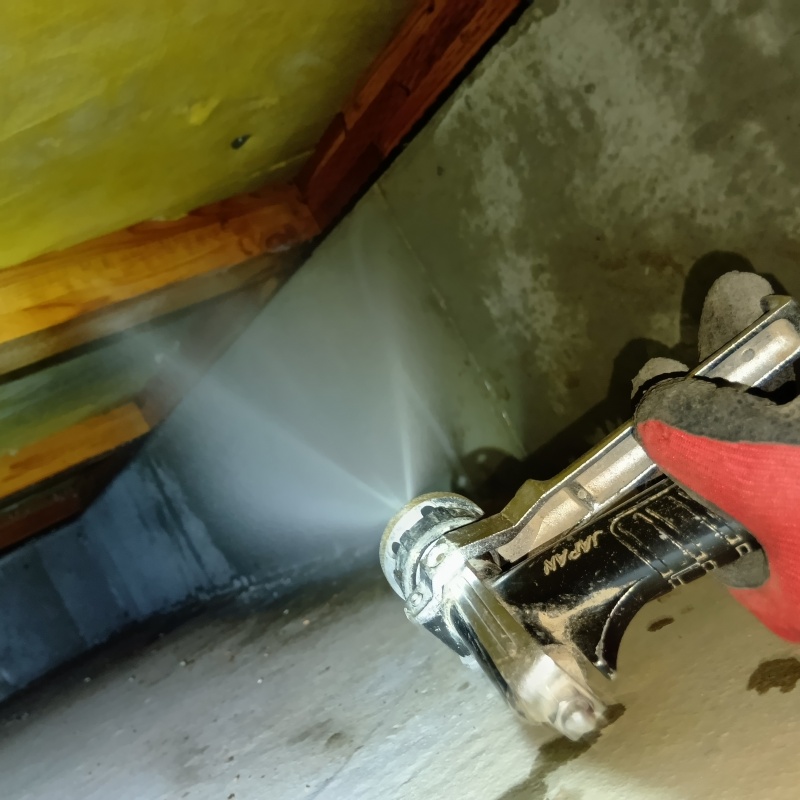 床下断熱材に防蟻剤を吹き付ける様子